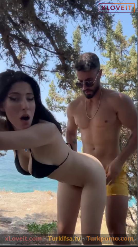 Public Porno Adalarda Ormanda ağzını kapatıp sikti