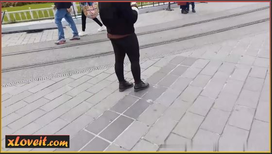 Taksimde para teklif edip kızı götürdü